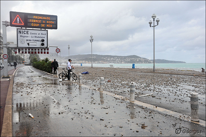 La côte d'azur sous la tempête Tempete_nice_prom04mai10_09