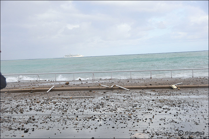 La côte d'azur sous la tempête Tempete_nice_prom04mai10_10