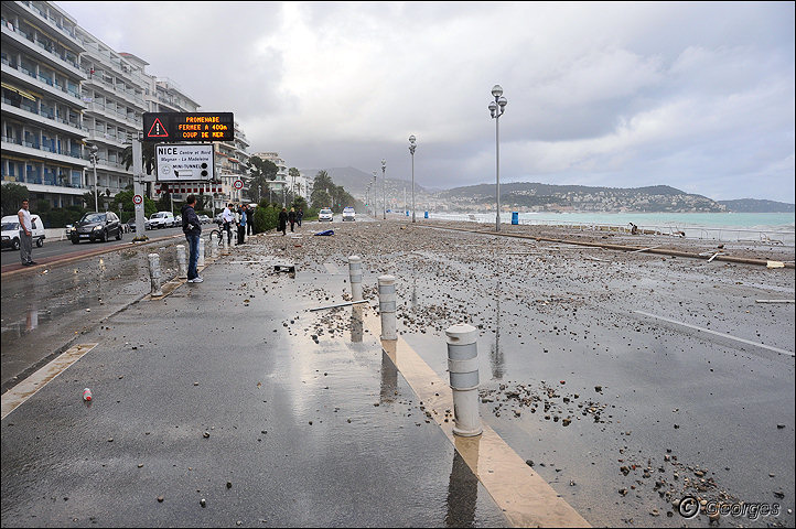 La côte d'azur sous la tempête Tempete_nice_prom04mai10_13