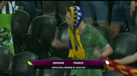 ENCUESTA FIESTA DE NAVIDAD Ukraine-Fan-Dancing-in-Rain-Euro-2012