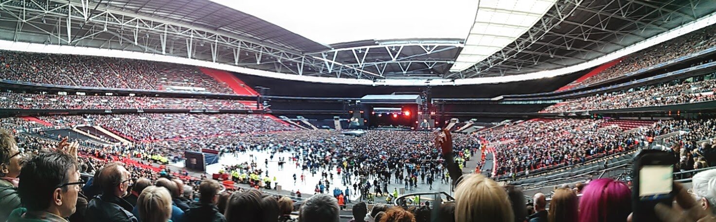 AC/DC - ou le retour du Petit Ecolier - Page 4 Wembley-Stadium-Waiting-For-Bruce-Springsteen