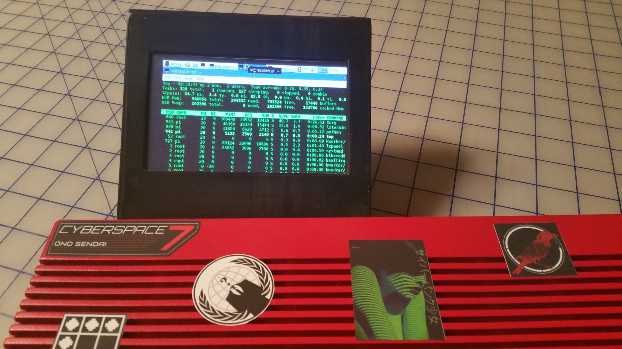 Programador criou um Cyberdeck do Neuromancer com um Commodore 64c Cyberdeck-3