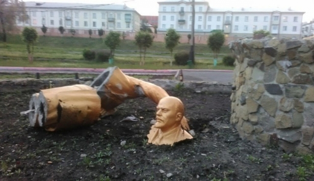 Drunk Russians broke the statue of Lenin, trying to take a picture with him O-00293840-n-00298874