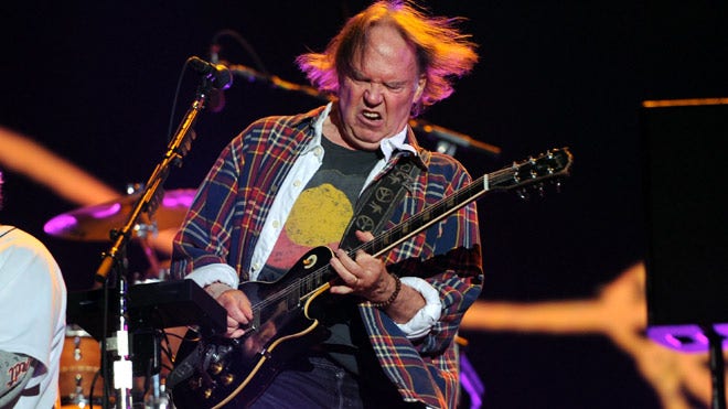 Tus fotos favoritas de los dioses del rock, o algo - Página 12 Neil-young-central-park-660-AP