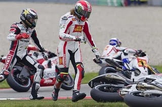 ¡CONCURSO CHORRA! - Página 36 Simoncelli-tira-lorenzo-assen-aleja-liderato-stoner_1_766494