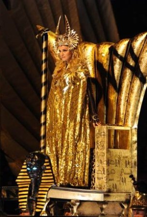 Análisis del Esoterico Espectáculo de Madonna en el Super Bowl 2012 Madonna-arrasa-super-bowl-vestida-givenchy-alta-costura_2_1081172