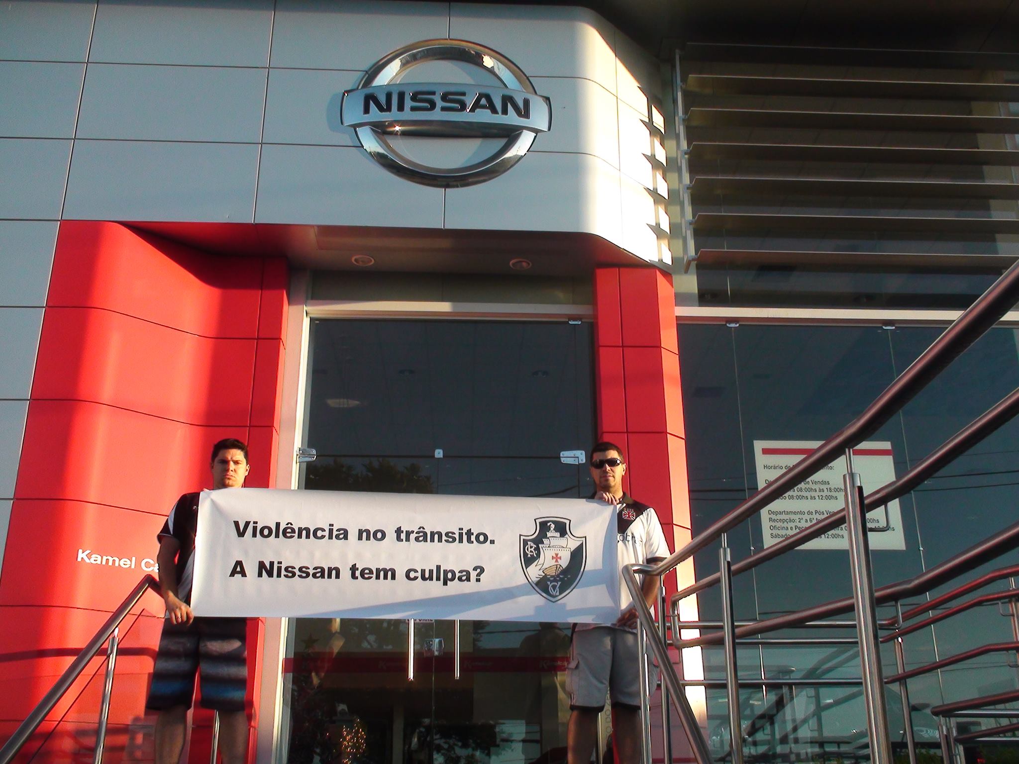 Vascaínos protestam em frente à concessionária de ex-patrocinadora Vasco-nissan2