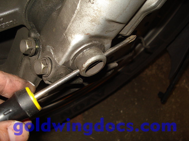 Comment remplacer vos roulements de roue avant de goldwing 1500 GL1500-Front-Wheel-Bearings-03