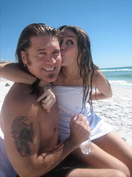 Hannah Montana Miley-cyrus-billy-ray-cyrus-beach