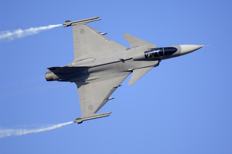 كن فى موضع وزير الدفاع لبلدك (افكار) اتمنى من الجميع المشاركة AIR_JAS-39_Gripen_Top_Smokewinders_lg