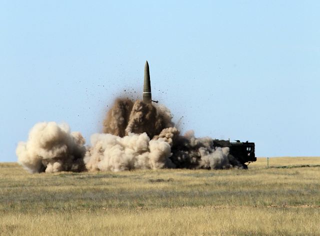 موسوعة الأسلحة الروسية  SS-26_Stone_Iskander-M-Iskander-E_tactical_ground-to-ground_missile_system_Russia_Russian_army_002