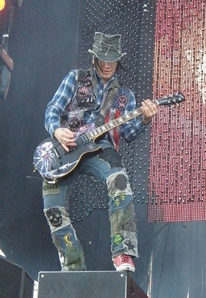 DJ Ashba: "Axl y yo dimos una paliza a un tipo en un bar" DJ-Ashba-Photo-Wikipedia