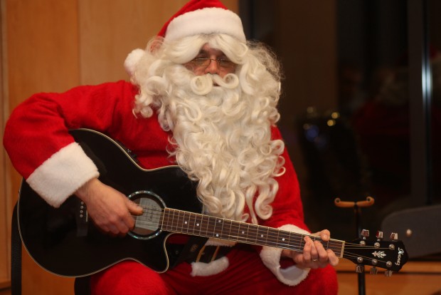 Joyeux Noël à tous! Santa-with-guitar-1
