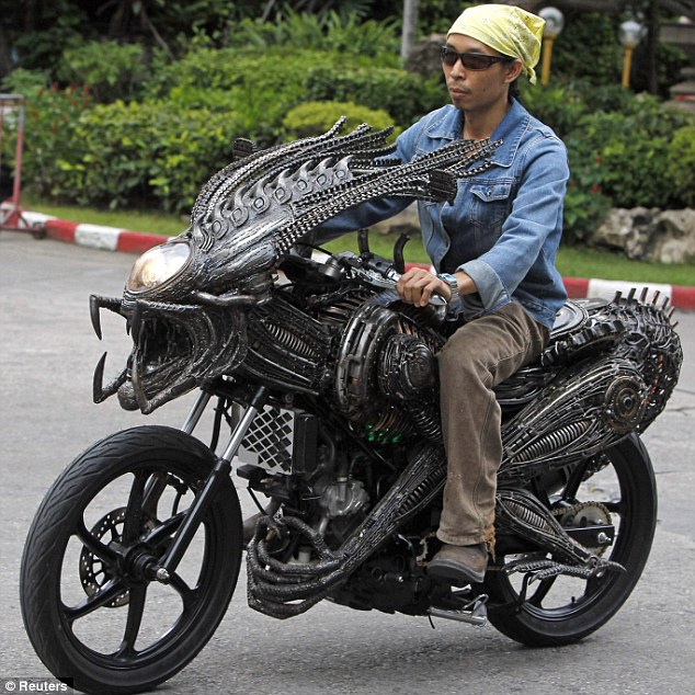 Moto Alien. Alien-motorcycle-made-from-scrap-metal_4