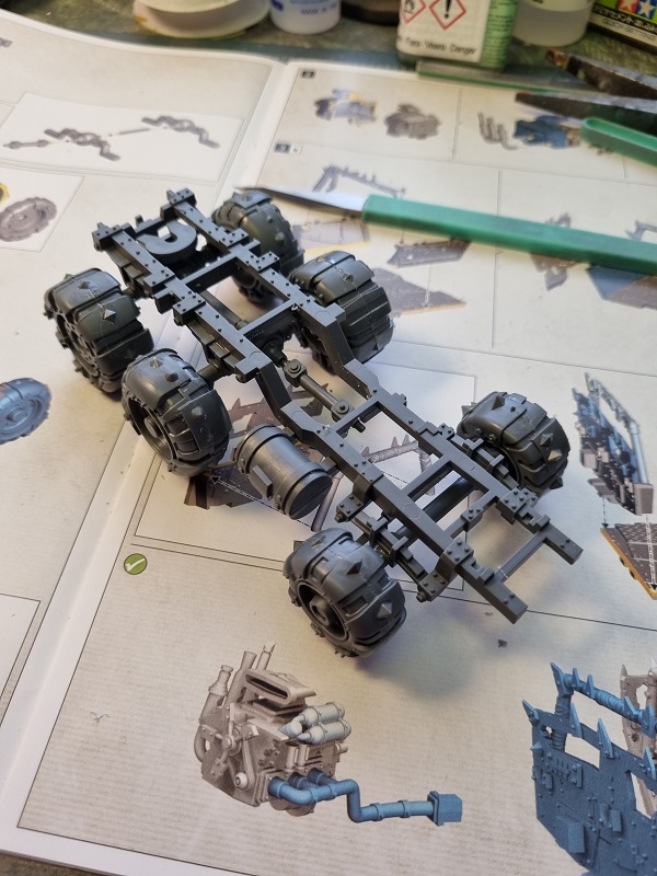 Ork trukk - Warhamer 40k - Games Workshop Ork_trukk_wh40k_build_1