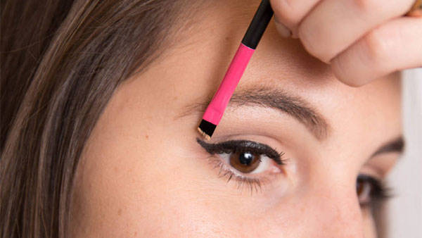 20 Concealer Hacks Every Woman Should Know 549a23473023a_-_hbz-concealer-embed-concealerliner-lg