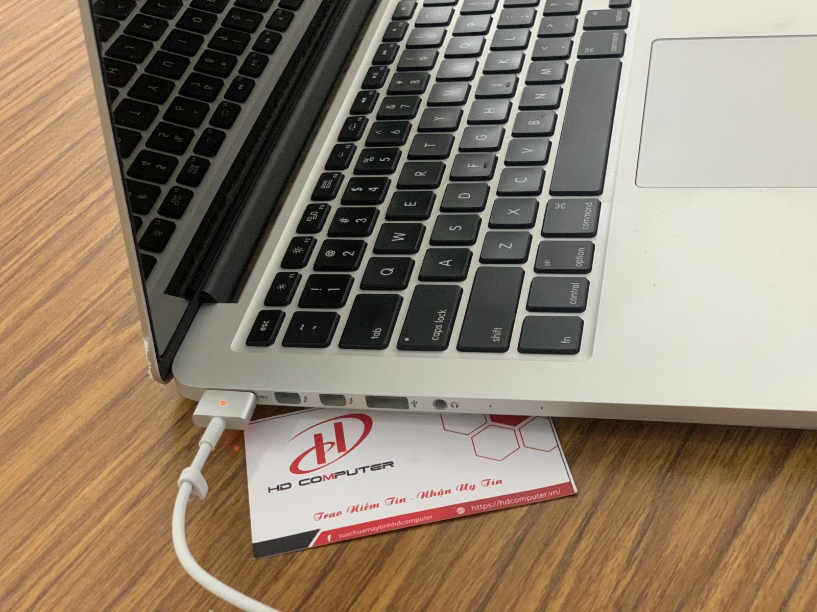 Cách sạc pin macbook đúng cách Samb