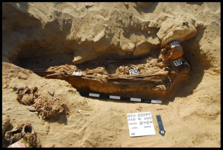 Momias enterradas cerca de la pirámide de Seila Egypt_mummies
