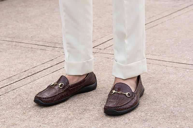 انتعال الأحذية بدون جوارب Cream-wool-pants-two-inch-cuff-no-socks-loafers-footwear-for-late-summer-wedding-mens-outfit-idea