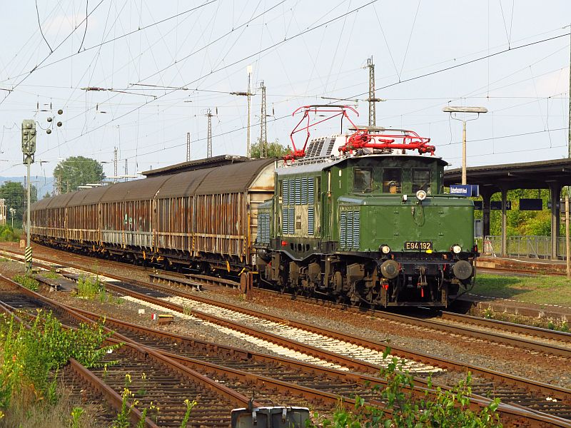 E94 192 aus Nördlingen mit Henkelzug , in Babenhausen  194178002