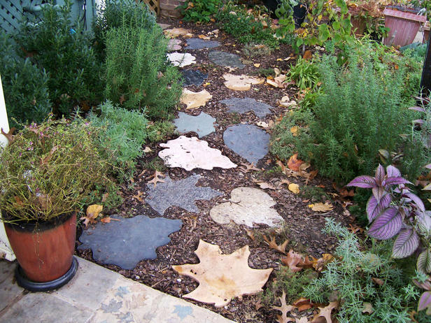  أفكار مبدعة لإنشاء ممر مثالي لحديقتك .. Ideas for Creating the Perfect Path CRB2210_Leaf-Shaped-Stepping-Stones_s4x3_lg