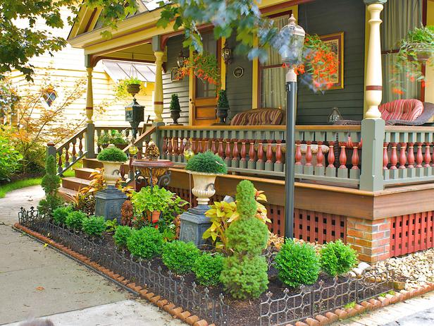 لمسات بسيطة تحول حديقتك الصغيرة الى لوحات تضج بالحياة على مدار العام CI-Janet-Loughrey_entry-garden-Victorian-style-crop_s4x3_lg