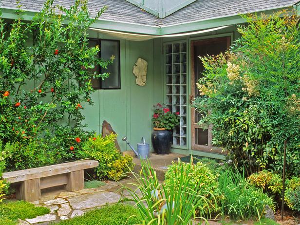 لمسات بسيطة تحول حديقتك الصغيرة الى لوحات تضج بالحياة على مدار العام CI-Janet-Loughrey_entry-garden-bench-Carruthers-crop_s4x3_lg