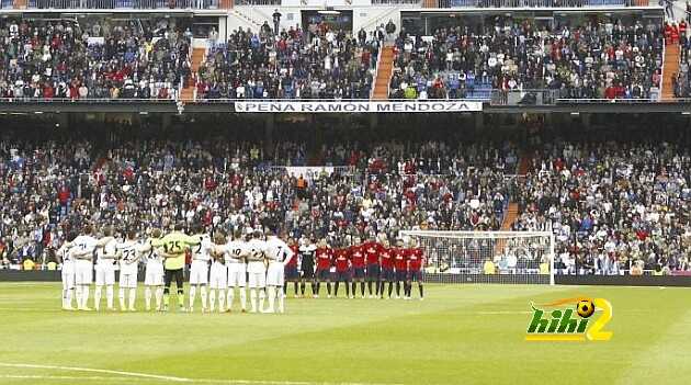 فيديو : دقيقة صمت في البيرنابيو من الجماهير واللاعبين حدادا على تيتو Hihi2-11141