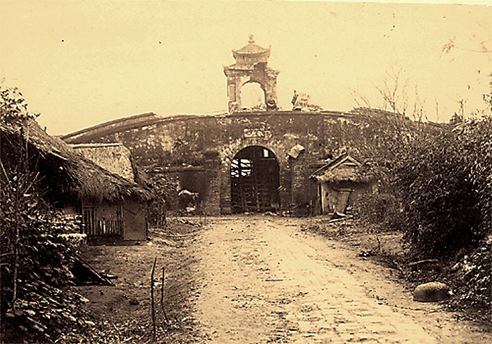 Bộ ảnh độc đáo về Hà Nội xưa . Porte_dela_citadelle_NamDinh