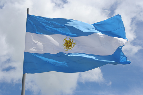 Muere el ex-presidente Nestor Kirchner... Bandera-argentina