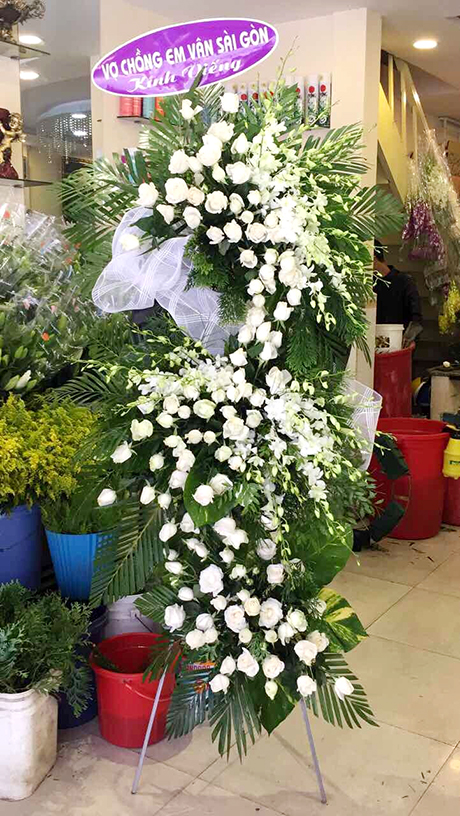 Hoa, quà, đồ trang trí: Các loại hoa phù hợp cho việc đi phúng viếng tang lễ     Z720713897899_9e0661681e8f1ba2e7f7477d2596ce87(1)