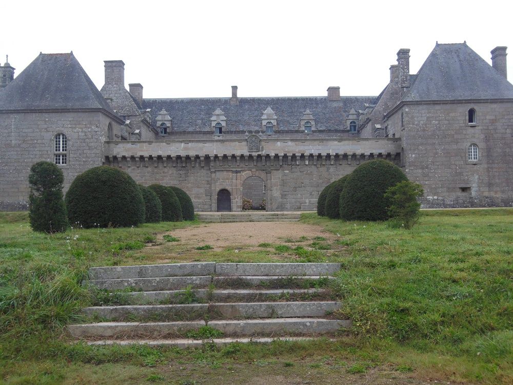 Château de Kergroadez dans le Finistère Bretagne B7b5b252