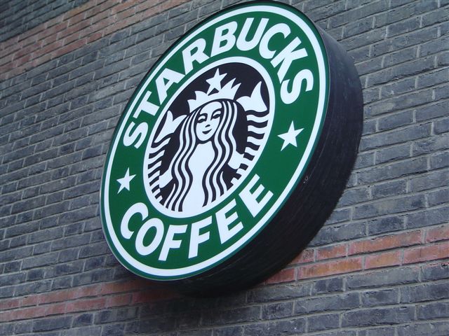 سجلي حضورك باسم محل او سوق تحبينه Shanghai.starbucks-sign.on.wall-xintiandi