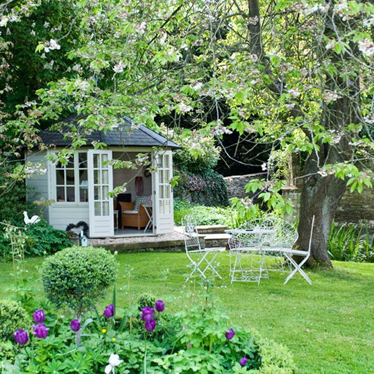 Kerti kiülő 6-ideas-country-gardens-Include-summerhouse