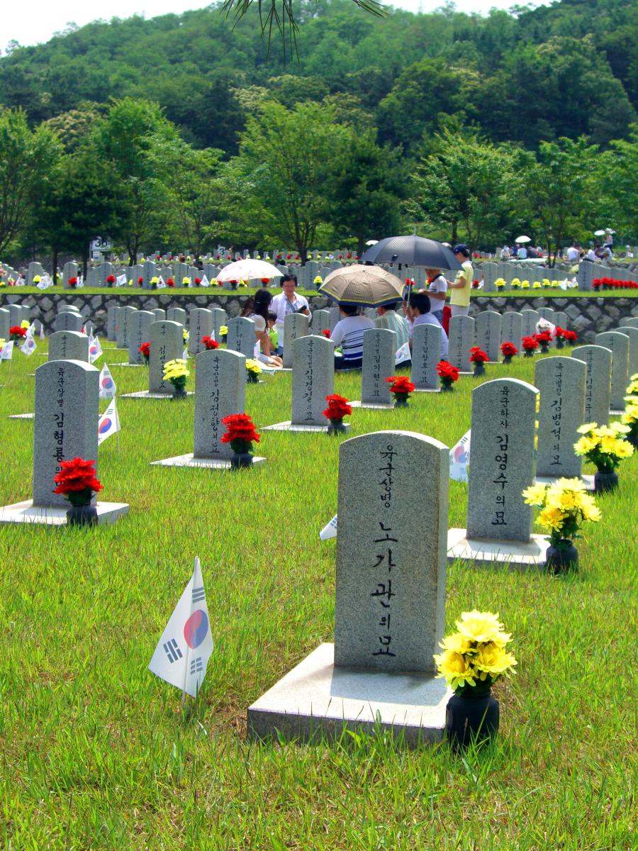 Groblje 2009-06-06_kr-seoul_03_national-cemetery_tombs-picnic_b