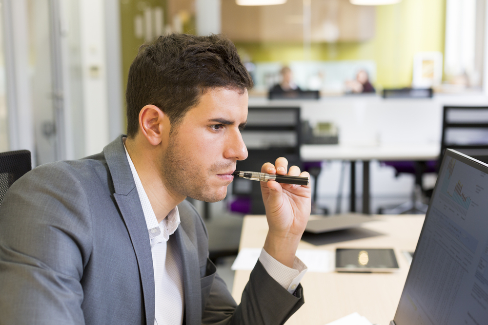 Expresa tu momento " in situ " con una imagen - Página 4 Vaping-at-Work