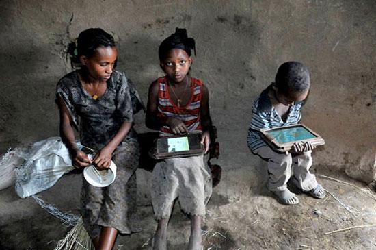 Crianças na Etiópia ensinam a si mesmas com tablets na mão Ethiopia-tablet-kids-thumb-550xauto-104204