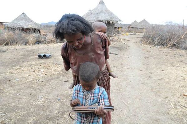 Crianças na Etiópia ensinam a si mesmas com tablets na mão Negroponte.1x616-600x398