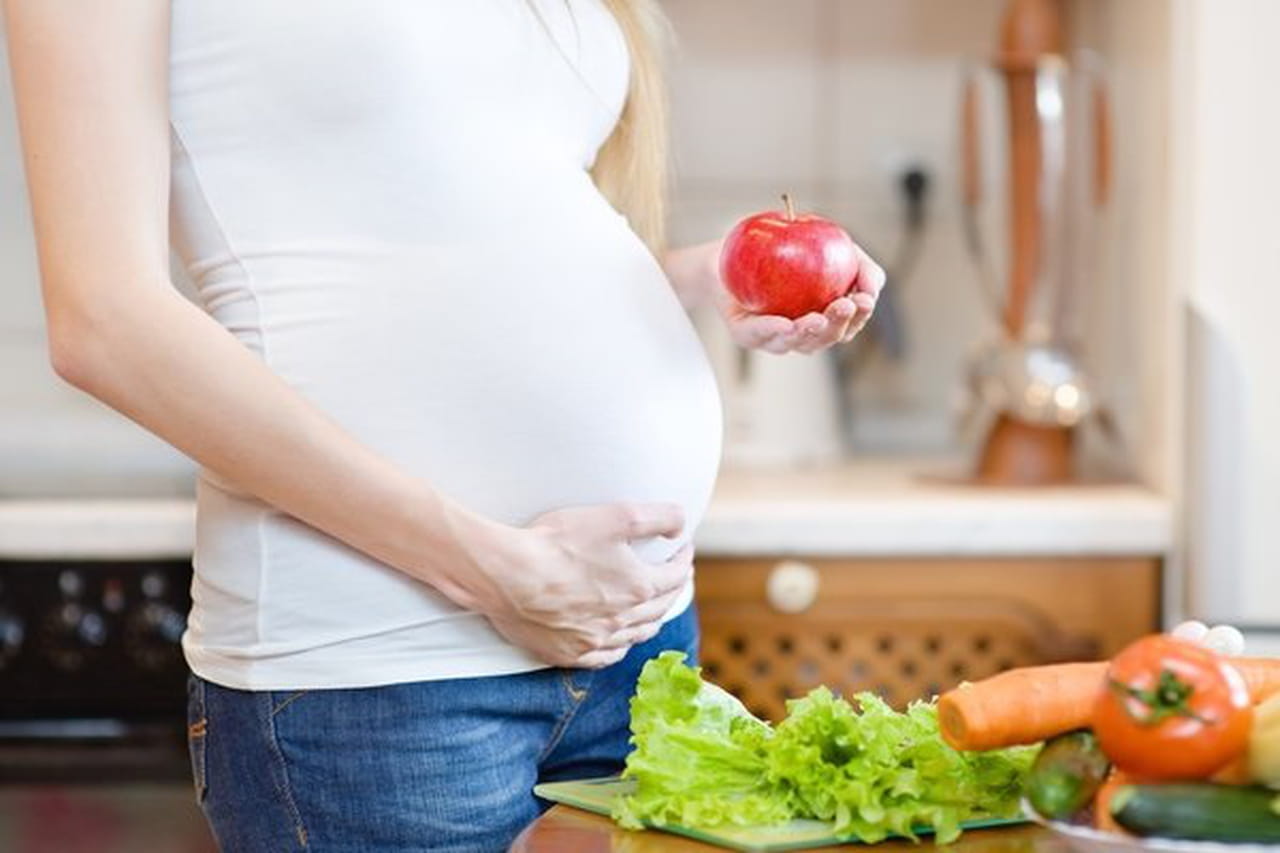 تناول الأغذية النباتية فقط خلال الحمل يضر بالجنين 854266