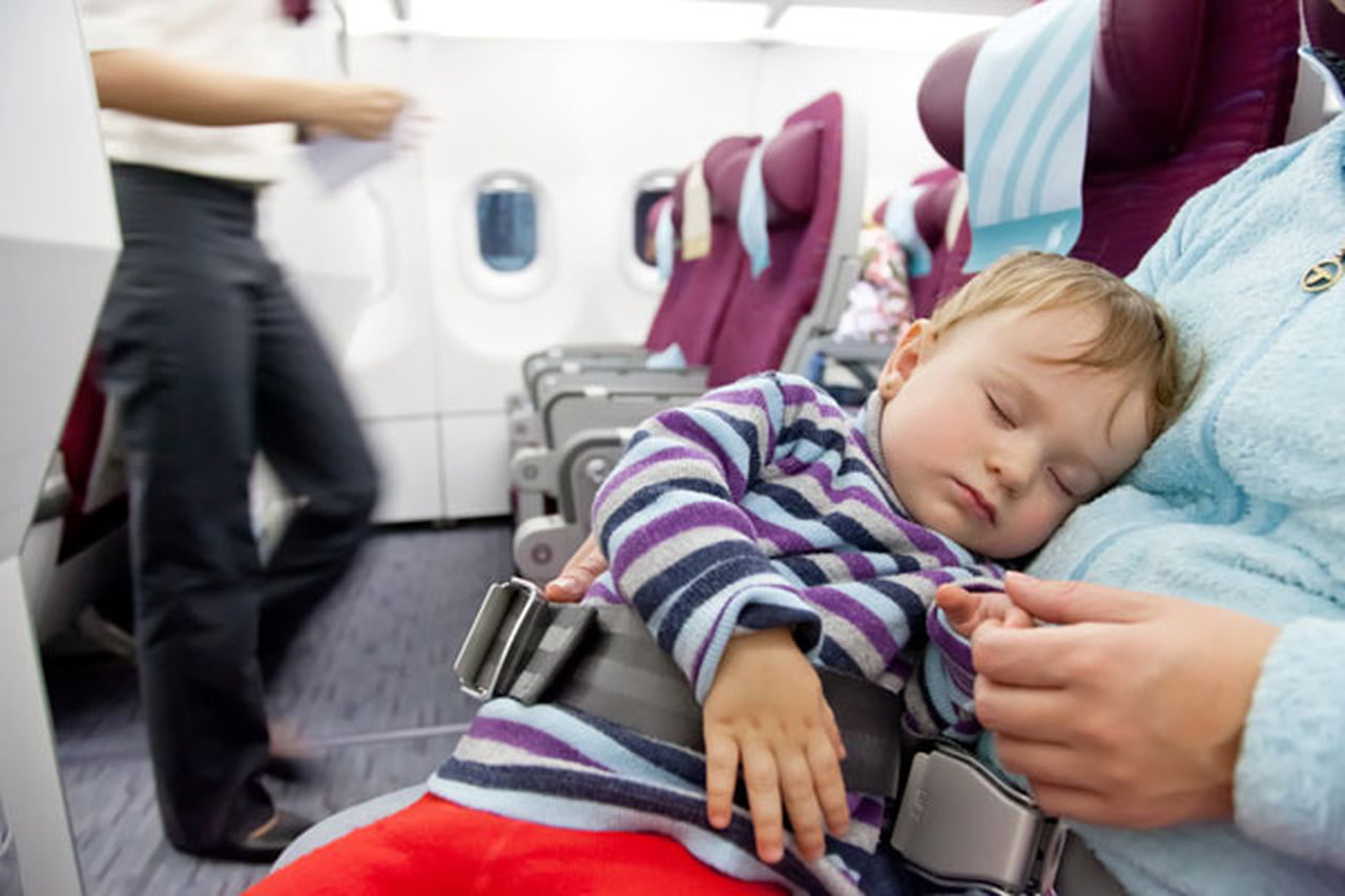 5خطوات تجعل طفلك هادئاً أثناء السفر بالطائرة  783389
