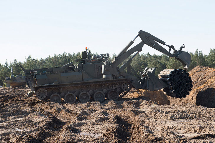 veicoli d'emergenza Terrier-ferngesteuerte-Militaer-Bagger-729x486-584174552fa2d404