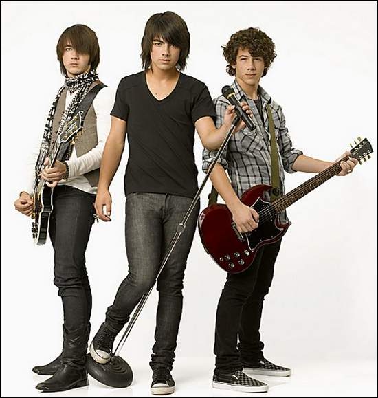 Le plus sexy? Jonas-brothers-251