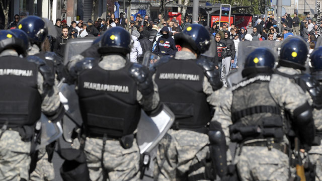 Marcha de homossexuais atacada por manifestantes em Belgrado T1larg.serbia.afp.gi