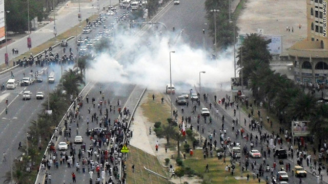 محتجون يغلقون طريقا رئيسيا بالبحرين ويخوضون مواجهة مع الشرطة.. T1larg.bahrain.m13.gi.afp