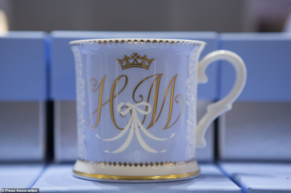 COMPROMISO DEL PRÍNCIPE HARRY CON MEGHAN MARKLE - Página 10 2560412-5535801-A_souvenir_wedding_coffee_cup_from_Harry_and_Meghan_s_official_w-a-142_1521805877332