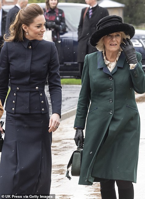 FAMILIA REAL BRITÁNICA 24601878-7991131-The_Duchess_of_Cambridge_and_the_Duchess_of_Cornwall_looked_rela-a-4_1581428311563