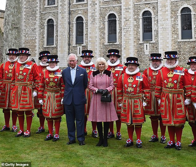 PRÍNCIPE CARLOS Y CAMILLA 24692642-7999737-The_royal_couple_posed_with_a_group_of_Beefeaters_ahead_of_the_f-m-52_1581598739197