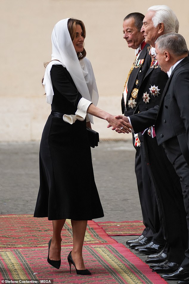 REY ABDALÁ II  DE JORDANIA Y REINA RANIA. CONJUNTO 64401289-11411989-The_mother_of_four_also_donned_a_sheer_white_head_scarf_which_wa-a-8_1668081534434