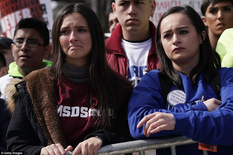 The Serious Side - part 4 - Page 20 4A84514B00000578-5540483-A_girl_cries_as_Marjory_Stoneman_student_Samantha_Fuentes_leads_-a-182_1521942512443