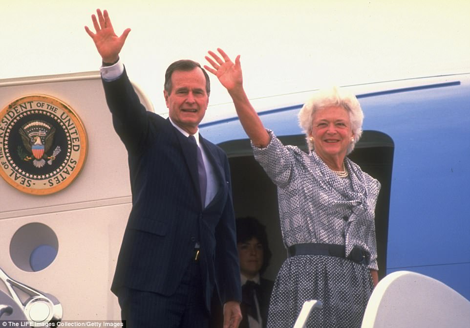 The Serious Side - part 6 - Page 4 4B43940500000578-5627825-Barbara_Bush_waves_alongside_her_husband_before_boarding_Air_For-a-62_1524012602306